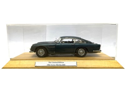 Lot 51 - A cased Danbury Mint die-cast 1964 Aston...